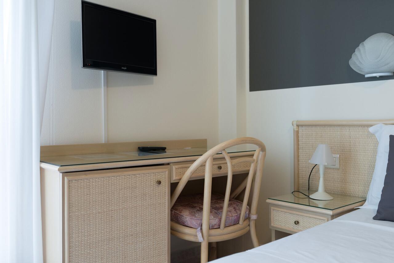 Hotel Airone (Adults Only) บิบิโอเน ภายนอก รูปภาพ