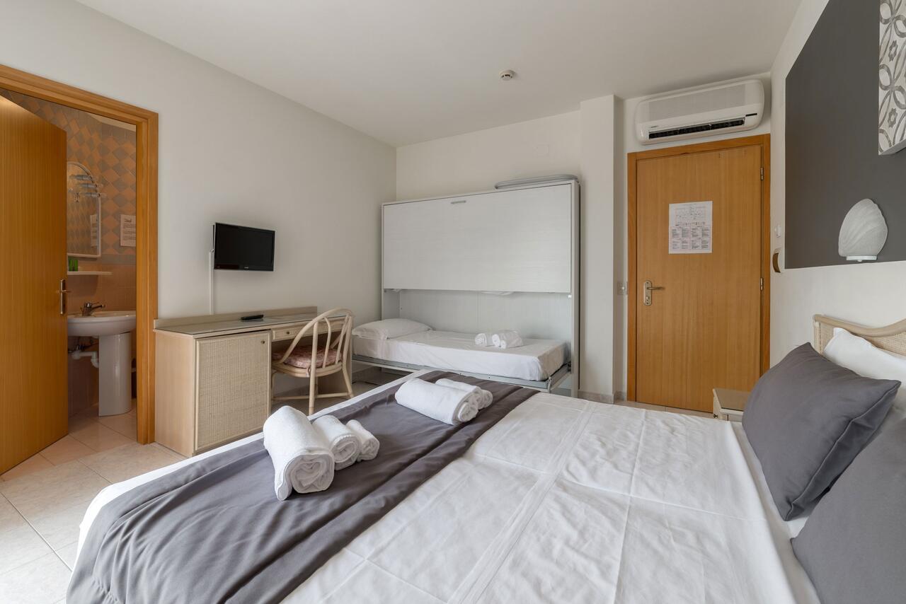 Hotel Airone (Adults Only) บิบิโอเน ภายนอก รูปภาพ