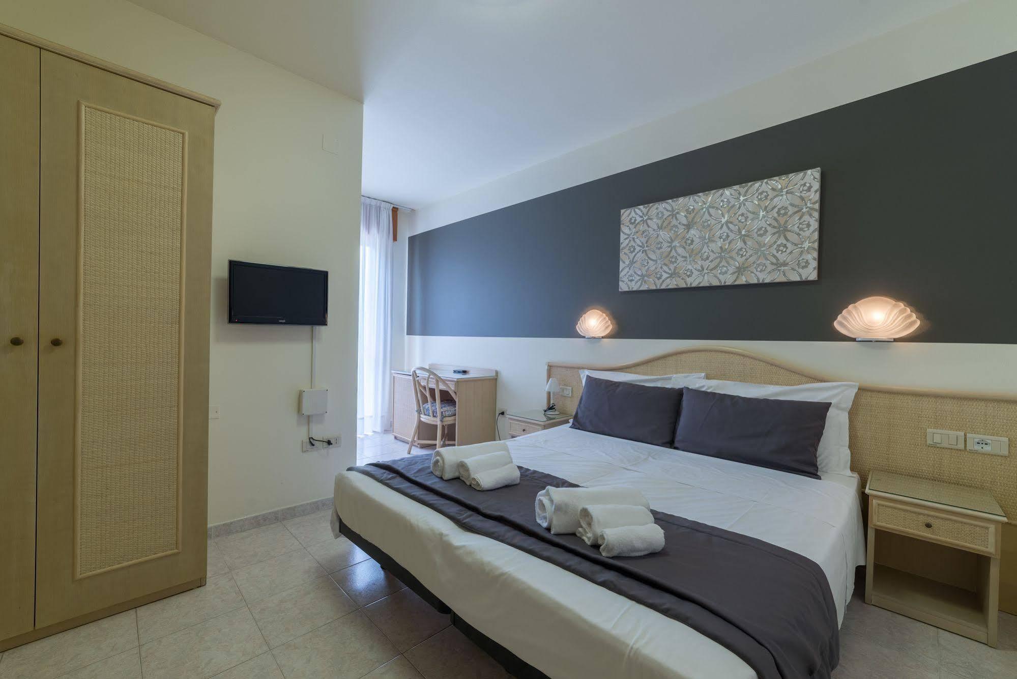 Hotel Airone (Adults Only) บิบิโอเน ภายนอก รูปภาพ
