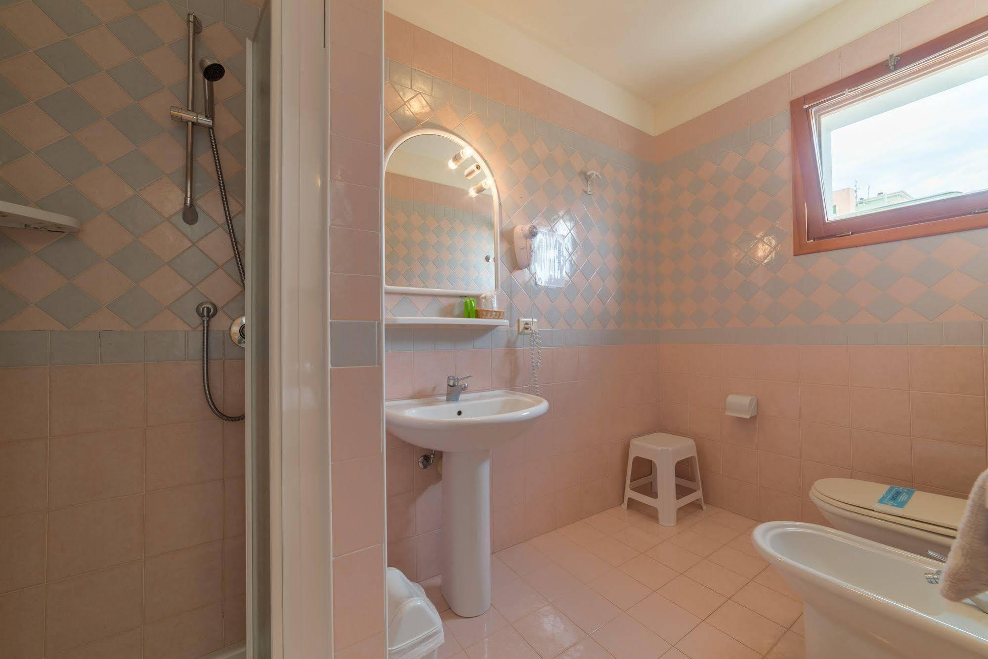 Hotel Airone (Adults Only) บิบิโอเน ภายนอก รูปภาพ